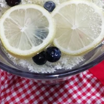bazova limonada s citronom v pohari