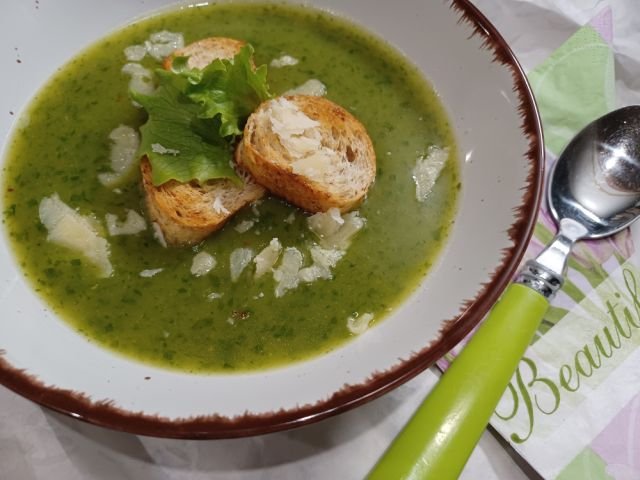 Zelená krémová polievka – RECEPT na šalátovú polievku