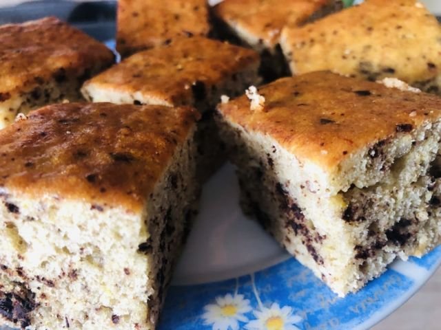 Banánový koláč na plech, hrnčekový RECEPT