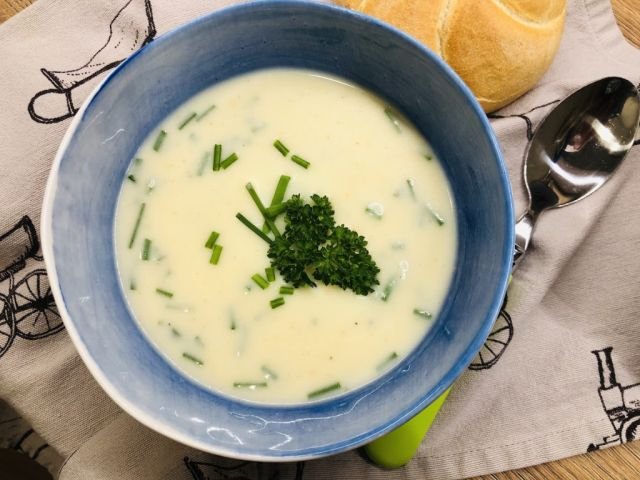 Jednoduchá bryndzová polievka so zemiakmi – top RECEPT