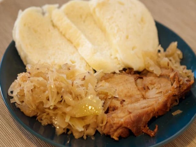 Pečené maso s kapustou a knedlou