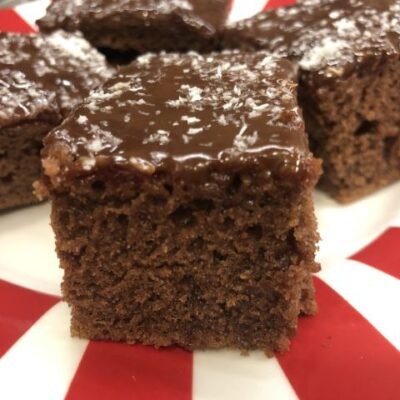 Perníkový hrnčekový koláč