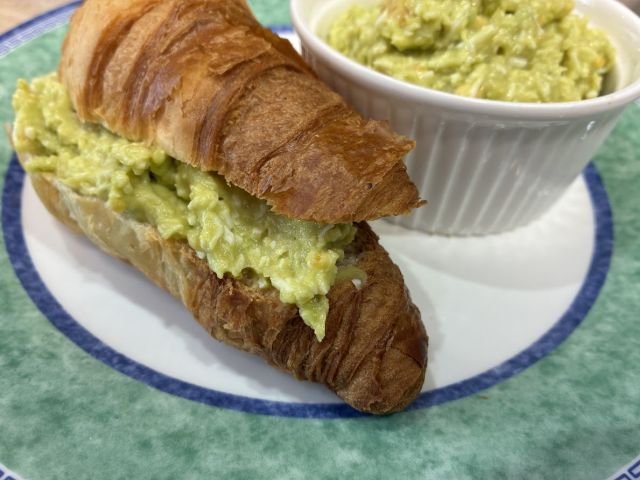 Avocado-Aufstrich mit Ei – einfaches Frühstücksrezept