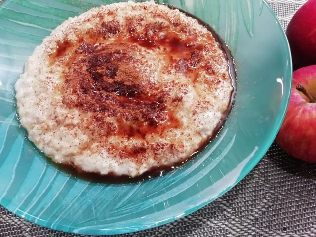 Ovsená kaša s jablkom a škoricou – FIT recept
