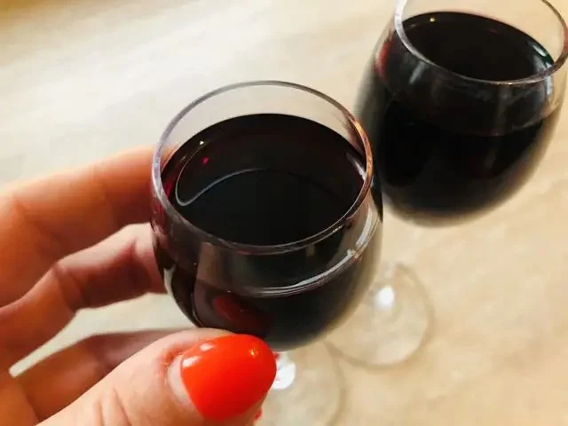 Domáci čučoriedkový likér s rumom. Na zdravie.🫐 www.receptyprevas.sk